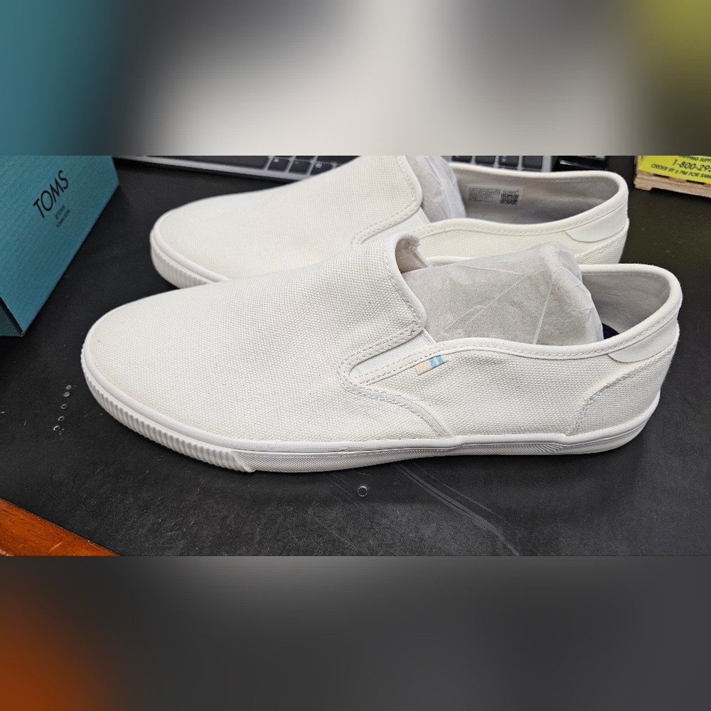 TOMS Mens sz 9.5 White Baja Slip On Sneakers Shoes Casual New In Box